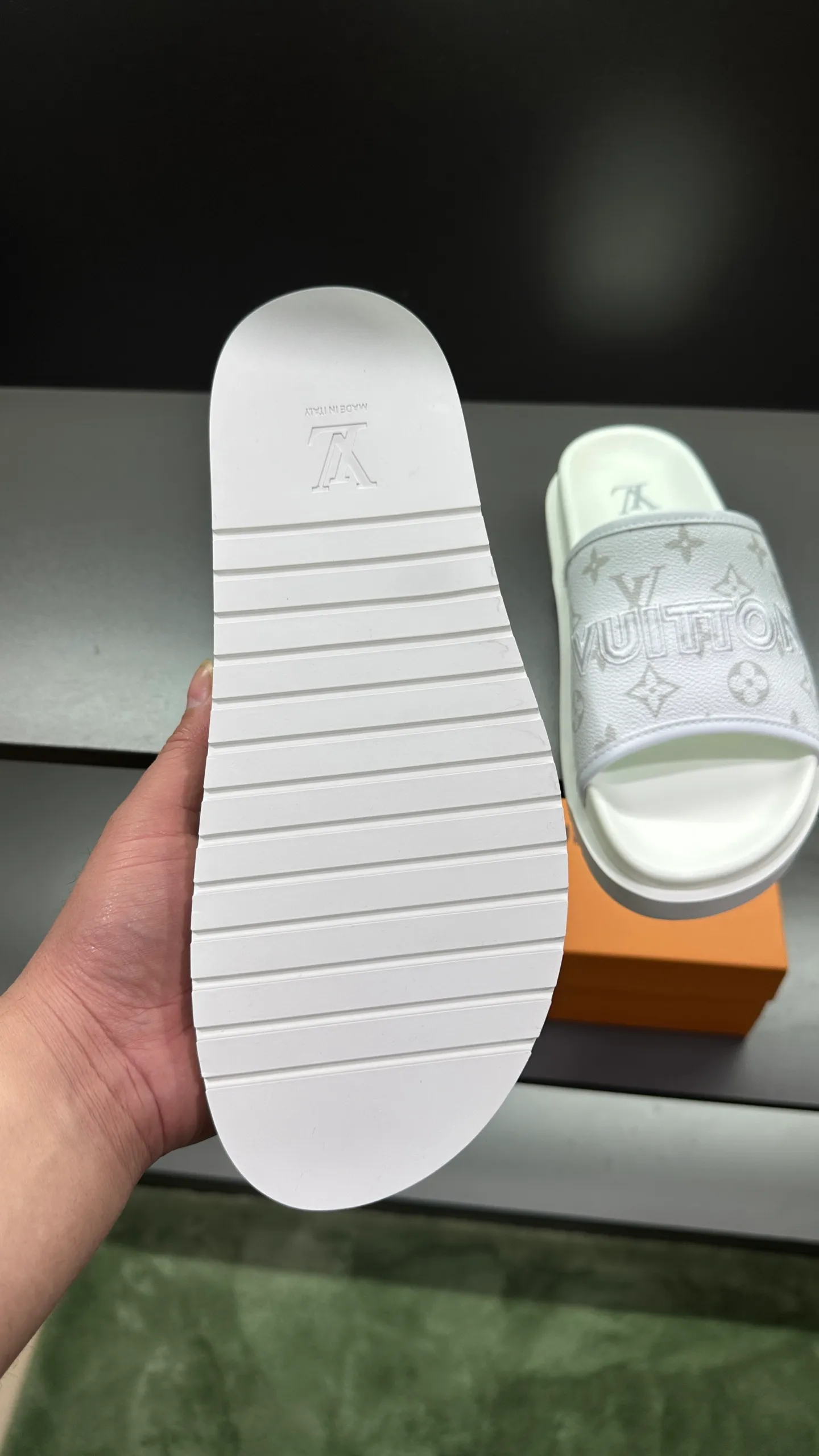 [L Home] P: 300💰Size: 38-45 Top purchasing lv men's summer slippers, classic presbyopia with soft real leather lining, unique color splicing effect, distinctive personality, fashionable and trendy essential style, light and comfortable. Lightweight and tough rubber insole, micro ridged foam outsole, super comfortable!